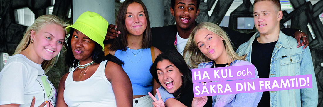 Grupp med leende ungdomar som tittar in i kameran. På bilden finns en text i rosa: Ha kul och säkra din framtid.