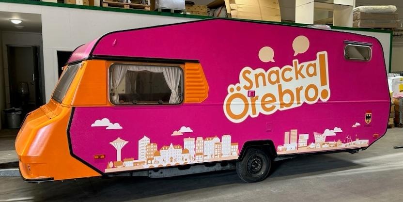 Cerisefärgad husvagn med texten "Snacka Örebro"